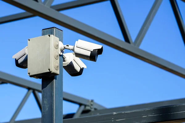 Nşaat Alanında Güvenlik Kamerası Olan Bir Sütun — Stok fotoğraf