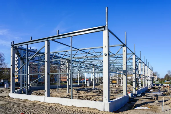 Yapım aşamasında yeni bir fabrika binasının çelik çerçeve