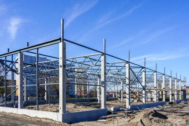 Yapım aşamasında yeni bir fabrika binasının çelik çerçeve