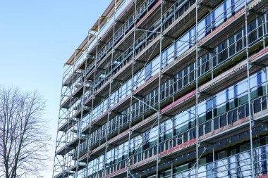 ev cephesi yenileme ve termal yalıtım, iskele, mavi gökyüzü arka planı