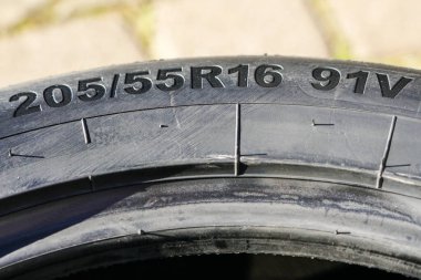 Lastik genişliği, yüksekliği ve tekerlek çapı olan yeni lastiğin yan görünümü
