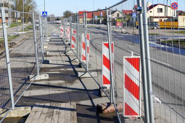 Şehirdeki sokak tamiri sırasında metal eskrim ve uyarı levhalarıyla bölgenin sınırlandırılması