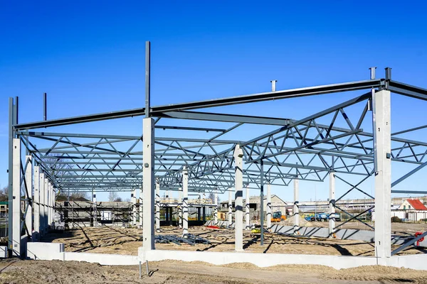 建設中の新工場ビルの鉄骨フレーム — ストック写真