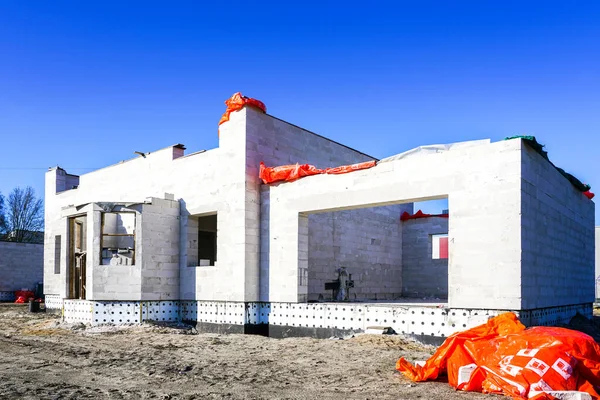 Bau Eines Neuen Hauses Mit Bausteinen Weiß Auf Blauem Himmelhintergrund — Stockfoto