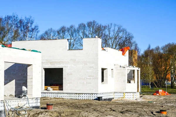 Budowa Nowego Domu Przy Użyciu Klocków Kolorze Białym Tle Błękitnego — Zdjęcie stockowe