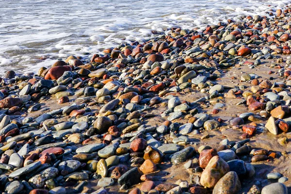 Felsiger Ostseestrand Mit Schönen Feuchten Kieselsteinen — Stockfoto