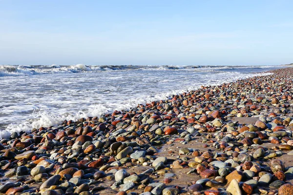 Каменистый Пляж Балтийского Моря Красивой Мокрой Галькой — стоковое фото