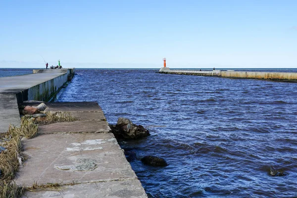 Бетонный пирс, защищающий территорию порта от высоких волн — стоковое фото