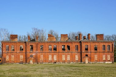 Terk edilmiş büyük harabe iki kırmızı tuğla ev.