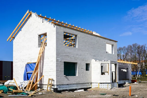 Nowy dwupiętrowy dom mieszkalny w budowie — Zdjęcie stockowe