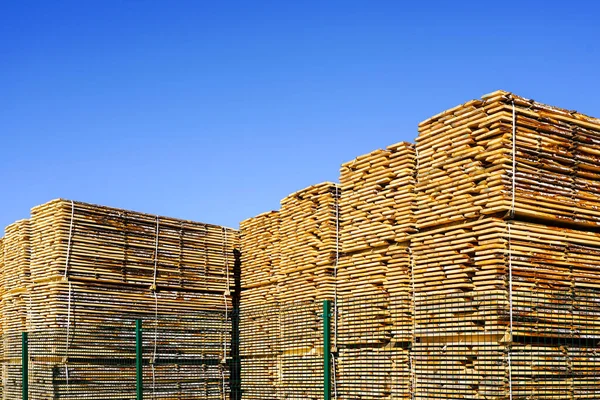 Empilements Emballés Nouvelles Planches Bois Scierie Sur Fond Bleu Ciel — Photo