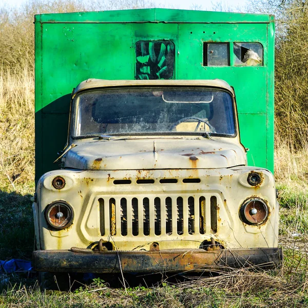 Frontansicht Eines Alten Verlassenen Lastwagens Mit Grünem Frachtkasten — Stockfoto
