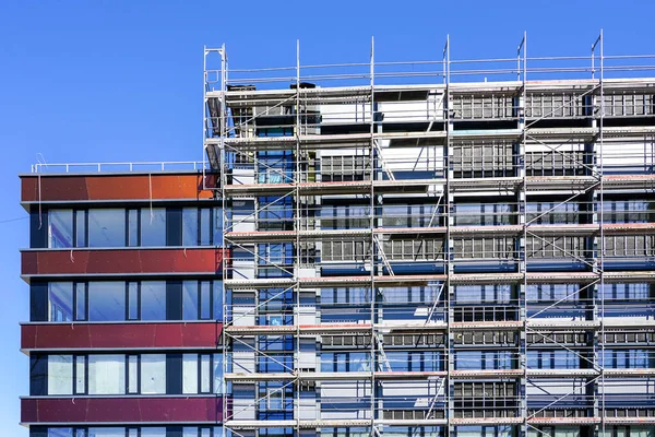 Çok katlı bir evin ön cephesinin yenilenmesi ve iskele kullanılarak termal yalıtım