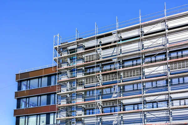 Çok katlı bir evin ön cephesinin yenilenmesi ve iskele kullanılarak termal yalıtım