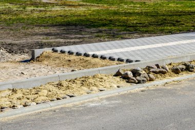 Kaldırımın yeniden inşası, kaldırım ve çakıl tabanı arasındaki sınır.