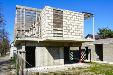 İki katlı modern bir binanın tamamlanmamış inşaatı