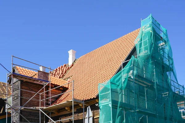 Restauratie van een historisch houten huis en vervanging van dakpannen — Stockfoto