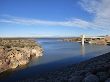 Santa Rosa göl ve baraj Pecos Nehri kullanılmak üzere önümüzdeki tarım sezonu için sulama sularının ayak bağı New insan yapımı baraj tepesinden haliyle Meksika. 
