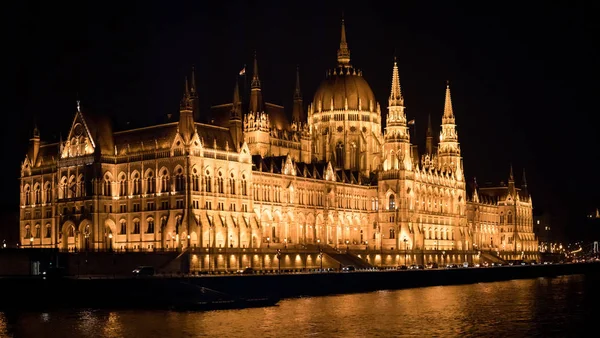 Парламент Будапешта Дуная Ночью — стоковое фото