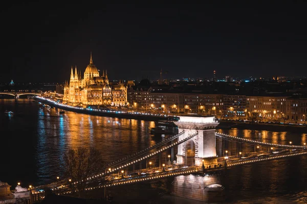 Budapester Parlament Und Nächtliche Kettenbrücke Über Die Donau — Stockfoto