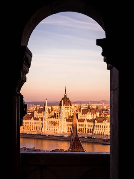 Budapest Parlament Decemberben Halászbástya Naplementekor — Stock Fotó