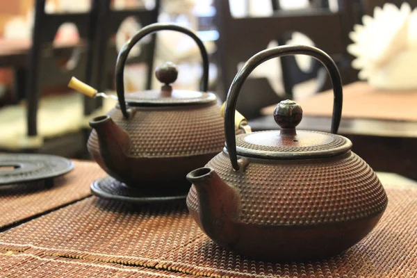 两个粘土茶壶站在桌子上 — 图库照片