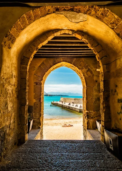 Archway through an ancient stone building — Stock Photo, Image