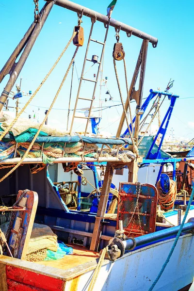 Торговая рыболовная лодка — стоковое фото