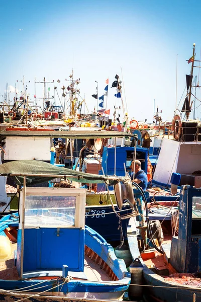 Рыбак на лодке причалил к гавани — стоковое фото