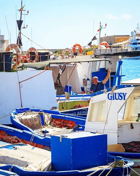 Рыбак на лодке причалил к гавани — стоковое фото