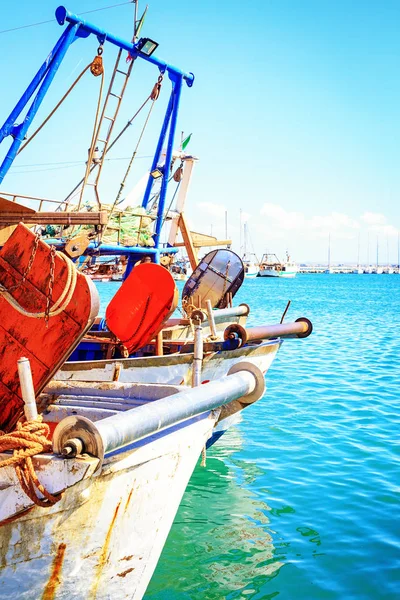 Antiguos barcos de pesca atracados en el puerto — Foto de Stock