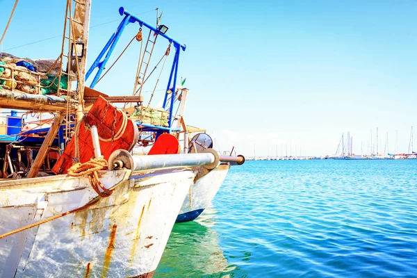 Antiguos barcos de pesca atracados en el puerto — Foto de Stock