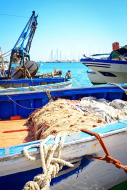 Liman bölgesindeki Trapani eski balıkçı tekneleri