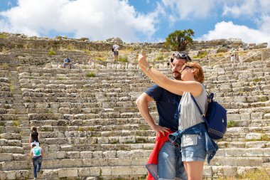 Selfies alarak turist