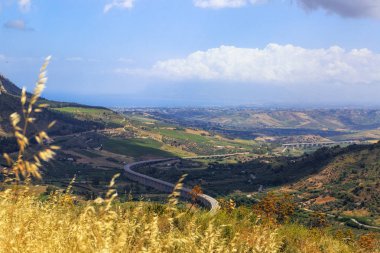 Aşağıdaki vadiye bakan tepenin Segesta şehir, Sicilya, İtalya'dan güzel manzara