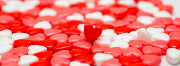 Bündel Herzförmiger Valentinstag Bonbons Mit Selektivem Fokus Auf Eine Die — Stockfoto