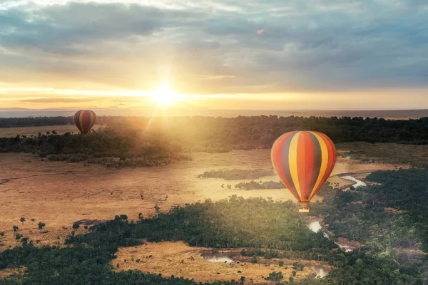 美丽的空中观 五颜六色的热气球漂浮在马赛马拉国家保护区金色日出 — 图库照片