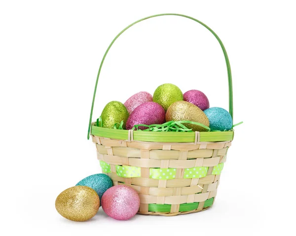 柳条复活节篮子里装满五颜六色的闪光覆盖的鸡蛋 在白色上隔离 — 图库照片