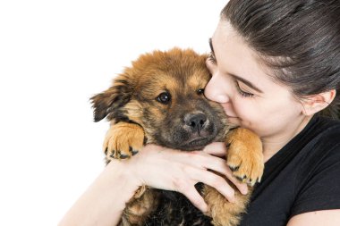 Güzel genç kadın mutlu ifade üzerinde beyaz kopya alanı ile şirin köpek yavrusu köpek holding ile