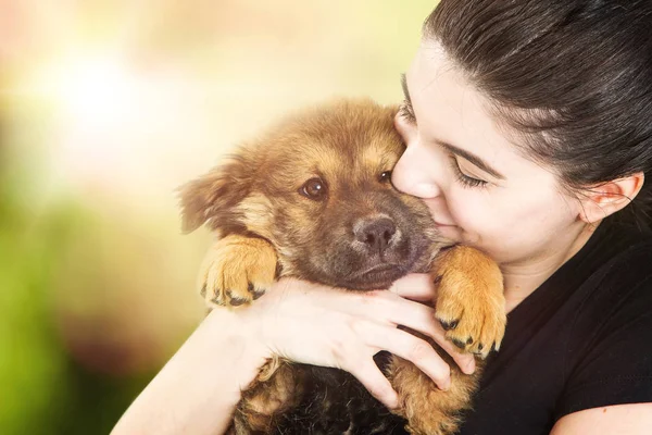 Mulher Morena Jovem Bonita Com Expressão Feliz Segurando Filhote Cachorro — Fotografia de Stock