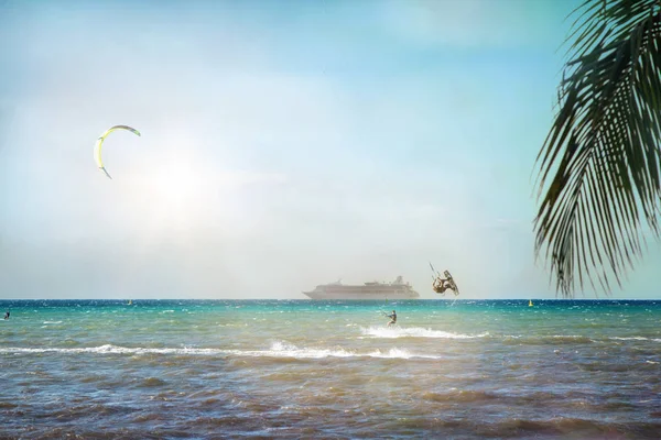 Kite Surfers Beach Cozumel México Con Hojas Palmera Crucero — Foto de Stock