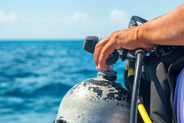 Primer Plano Mano Buceador Boquilla Tanque Oxígeno Barco Con Agua — Foto de Stock