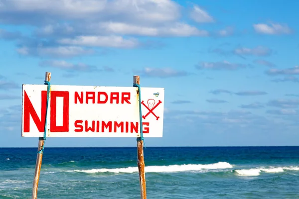 Nebezpečí Žádné Plavání Podepsat Lebkou Zkříženými Hnáty Zaúčtována Pláži Hrubý Stock Fotografie