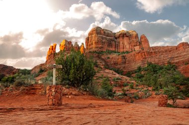 Sedona, Arizona 'daki Red Rock dağlarında Katedral Rock ve Templeton yürüyüş yolları.
