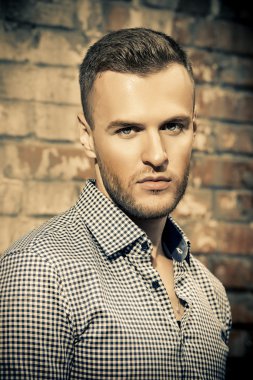 Bak belirledi. Erkek moda. 