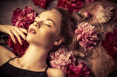 çiçekler içinde yalan