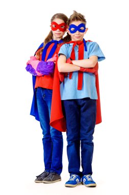 Kazanan çocuklar süper kahraman kostümü giymiş.