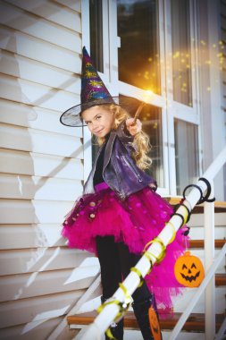 Cadılar Bayramı kutluyor. Hediye ver yoksa karışmam.