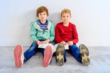 evli ve iki çocuk bir kitap