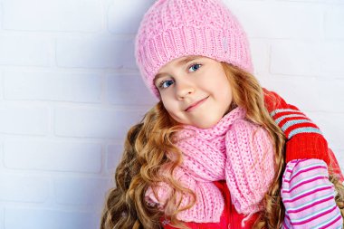 pembe atkı ve şapka